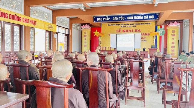 Đoàn công tác phòng PA02 phổ biến pháp luật và hướng dẫn cài đặt VNeID cho chư Tăng trường hạ chùa Tỉnh Hội