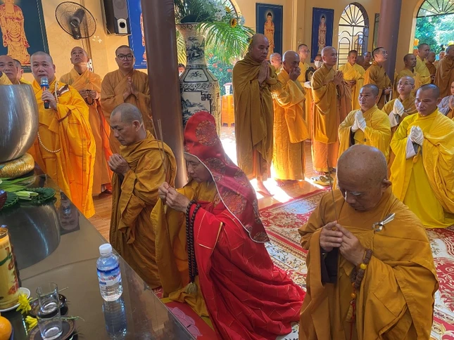 Hòa thượng Thích Nguyên Quang cùng chư tôn đức niêm hương tưởng niệm