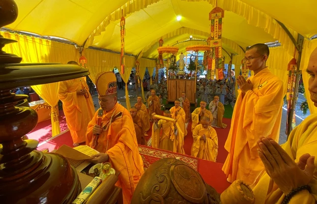 Môn đồ pháp quyến đảnh lễ Giác linh