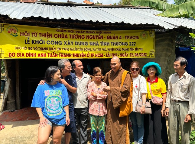 Hội Từ thiện chùa Tường Nguyên cũng tặng 1 căn nhà tình thương đến hộ nghèo - Ảnh: TN