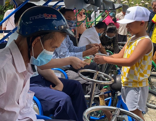 Trao 12 xe lắc đến bà con bị khuyết tật - Ảnh: TN