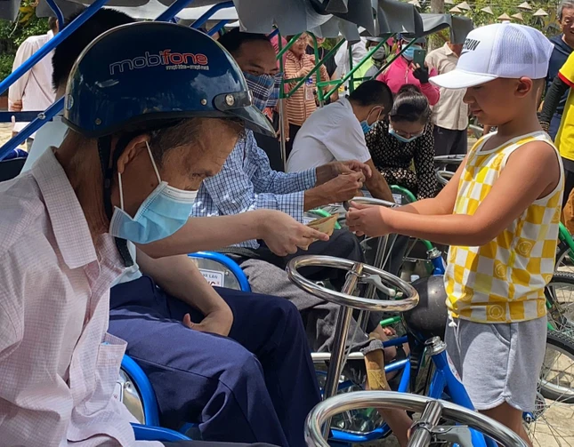 Trao 12 xe lắc đến bà con bị khuyết tật - Ảnh: TN
