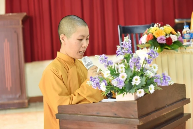 Sư cô Thích nữ Liên Thanh, Phó Thư ký, Chánh Văn phòng trình bày báo cáo Sư cô Thích nữ Liên Thanh, Phó Thư ký, Chánh Văn phòng trình bày báo cáo