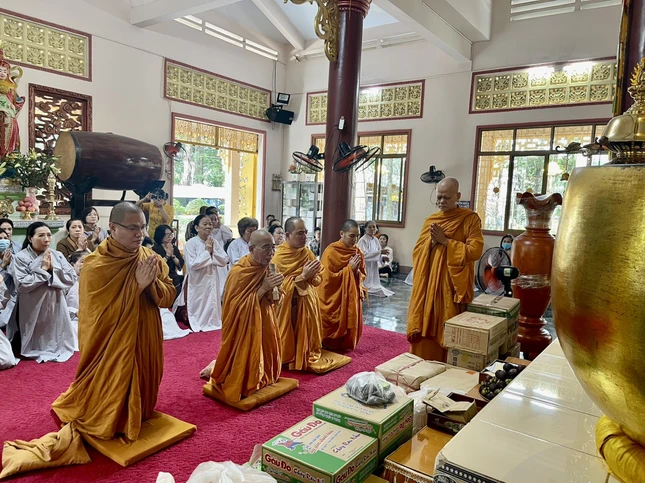 Hòa thượng Thích Minh Lộc cùng các thành viên trong đoàn tác bạch cúng dường hành giả an cư Hòa thượng Thích Minh Lộc cùng các thành viên trong đoàn tác bạch cúng dường hành giả an cư