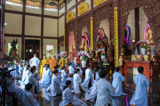 Phật tử chùa Phước Duyên, Quảng Minh cúng dường các trường hạ trong tỉnh Phật tử chùa Phước Duyên, Quảng Minh cúng dường các trường hạ trong tỉnh