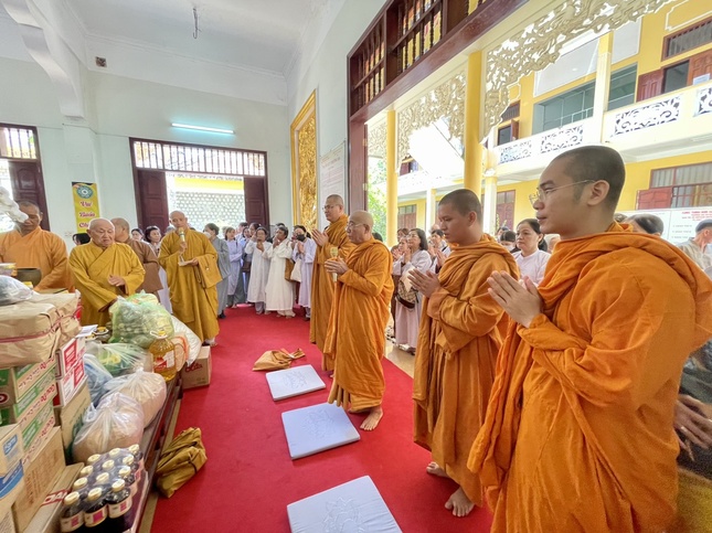 Chư Tăng tịnh xá Trung Tâm, Q.Bình Thạnh tác bạch cúng dường