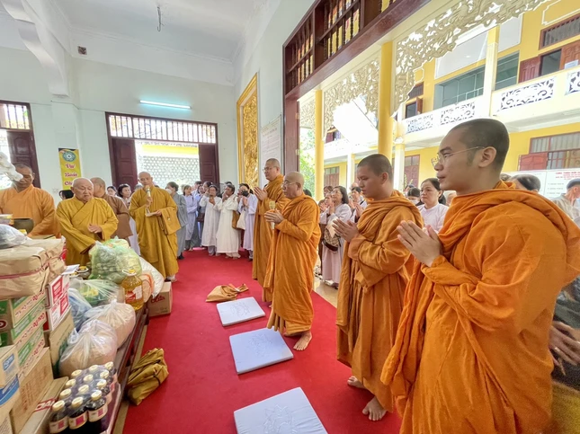 Chư Tăng tịnh xá Trung Tâm, Q.Bình Thạnh tác bạch cúng dường Chư Tăng tịnh xá Trung Tâm, Q.Bình Thạnh tác bạch cúng dường
