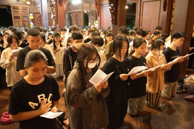 Học sinh tham dự đọc kinh cầu an