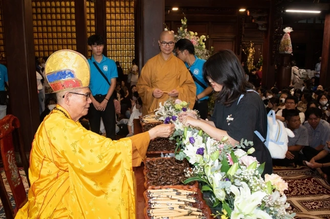 Hòa thượng trụ trì chùa Sắc tứ Khải Đoan đã chúc lành và trao quà cho học sinh tham dự