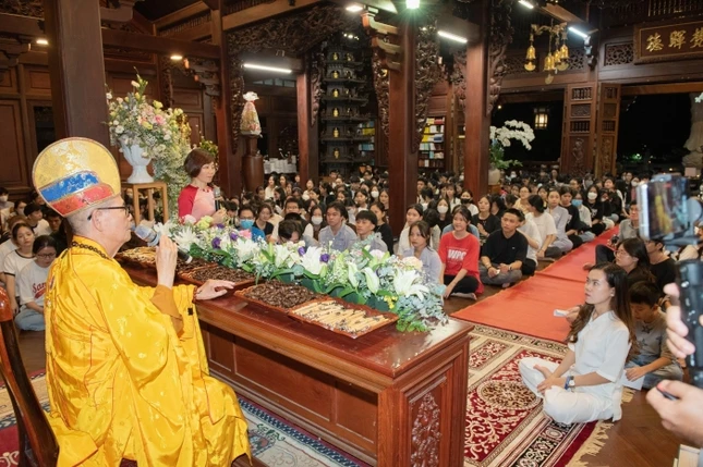 Hòa thượng Thích Châu Quang chúc lành đến học sinh trước mùa thi