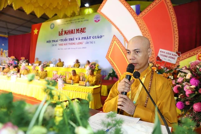 Thượng tọa Thích Tiến Thông phát biểu cảm tạ Thượng tọa Thích Tiến Thông phát biểu cảm tạ