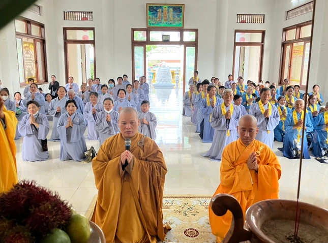 Đại diện đoàn tác bạch cúng dường đến chư Tăng, Ni hành giả các trường hạ Đại diện đoàn tác bạch cúng dường đến chư Tăng, Ni hành giả các trường hạ