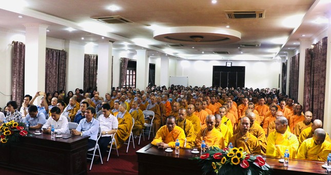 Hành giả Tăng Ni và đại diện lãnh đạo các cơ quan Hành giả Tăng Ni và đại diện lãnh đạo các cơ quan