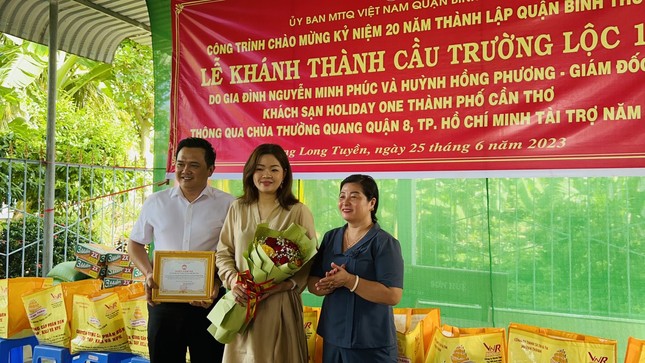 Đại diện gia đình tài trợ công trình cầu bê-tông cho bà con địa phương