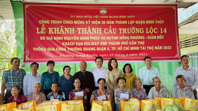 Trao 50 phần quà đến bà con địa phương - Ảnh: TQ