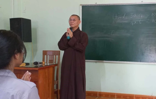 Thượng tọa Thích Chánh Huệ sách tấn, động viên các học viên