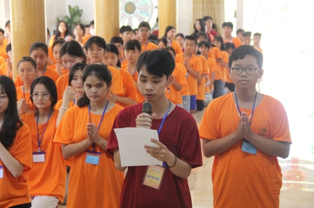 Tu sinh Huệ Trung đại diện dâng lời phát nguyện