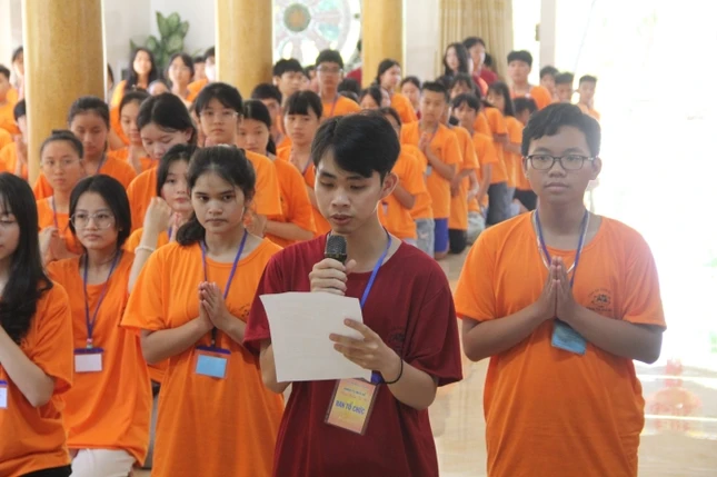 Tu sinh Huệ Trung đại diện dâng lời phát nguyện