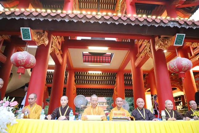 Chư tôn đức Ban Giám khảo