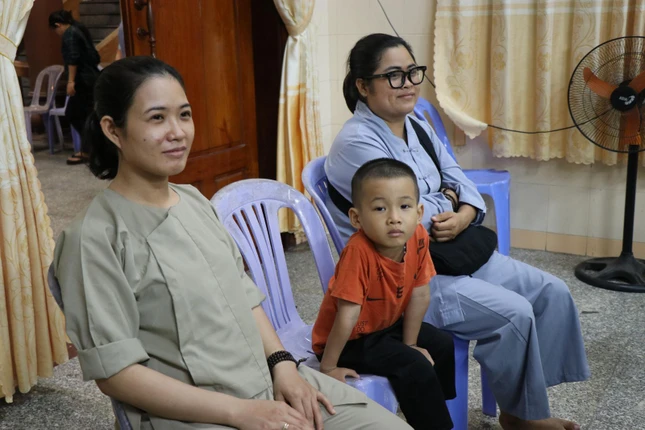 Em bé theo mẹ đi học giáo lý