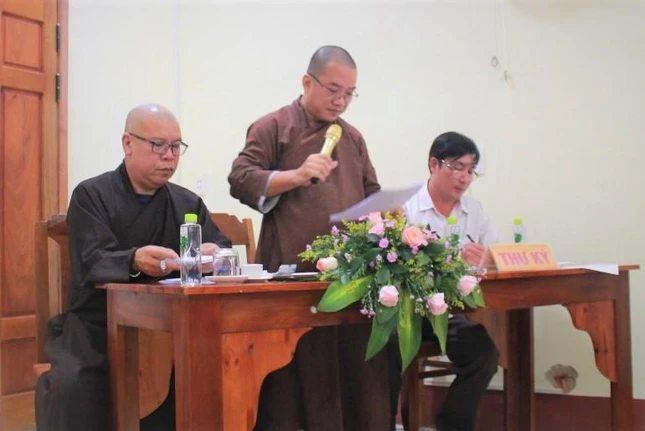 Đại đức Thích Viên Thành trình bày báo cáo