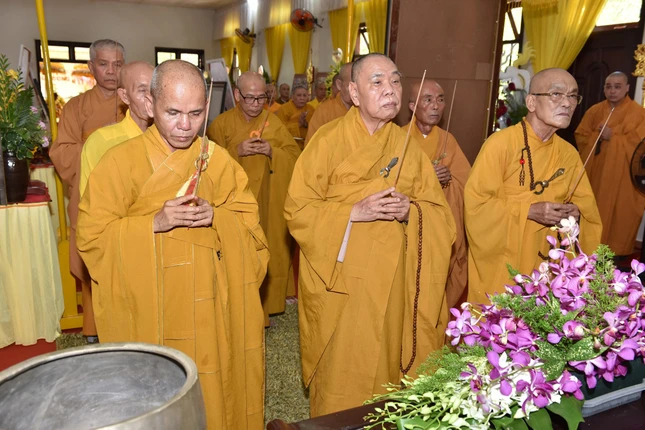 Chư tôn đức niêm hương tưởng niệm Trưởng lão Hòa thượng Thích Đồng Tâm, Thành viên Hội đồng Chứng minh