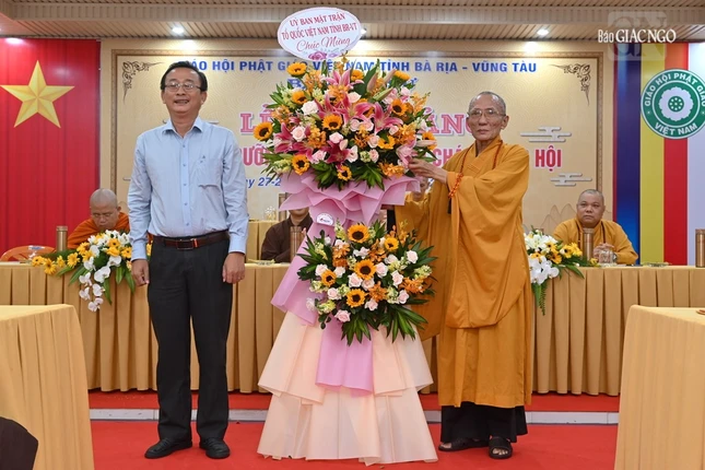 Ông Lê Hồng Ngọc, Phó Chủ tịch UBMTTQVN tỉnh tặng hoa chúc mừng Ông Lê Hồng Ngọc, Phó Chủ tịch UBMTTQVN tỉnh tặng hoa chúc mừng