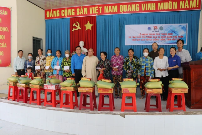 Ban Từ thiện xã hội tỉnh tặng 50 phần quà đến với bà con tại xã Tân Thanh