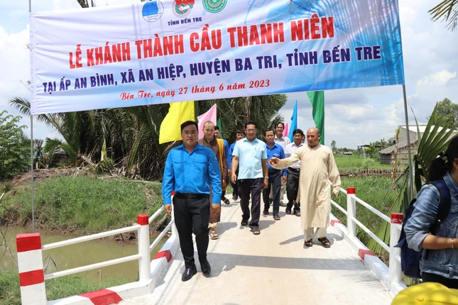 Bàn giao, đưa vào sử dụng cây cầu cho bà con địa phương