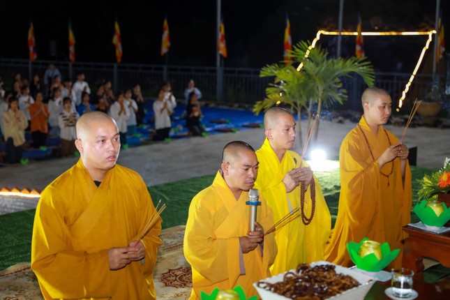 Chư tôn đức niêm hương cầu nguyện