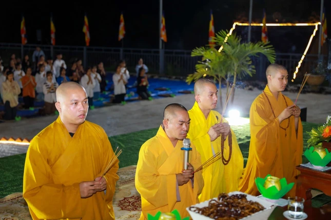 Chư tôn đức niêm hương cầu nguyện