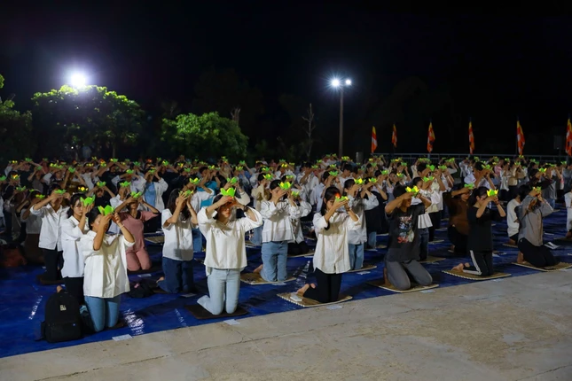 Thắp nến cầu nguyện an lành