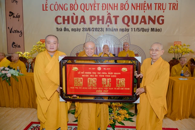 Chư tôn đức Ban Trị sự TP.HCM tặng khánh chúc mừng