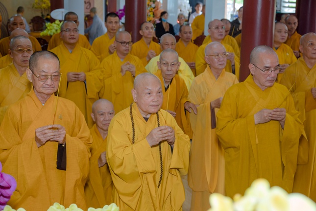 Chư tôn đức Tăng Ni thành kính niêm hương tưởng niệm 32 năm ngày Hòa thượng Thích Hoằng Tâm viên tịch