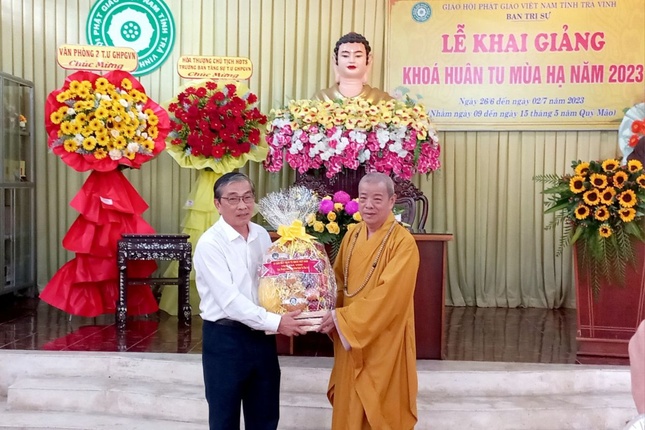 Ông Nguyễn Văn Triết tặng quà chúc mừng đến Hòa thượng Trích Trí Minh Ông Nguyễn Văn Triết tặng quà chúc mừng đến Hòa thượng Trích Trí Minh