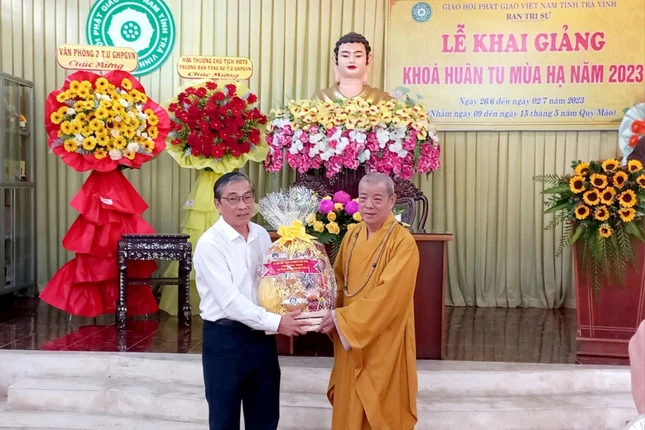 Ông Nguyễn Văn Triết tặng quà chúc mừng đến Hòa thượng Trích Trí Minh