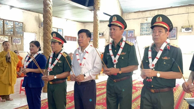 Dâng hương Tam bảo tại chánh điện chùa Sóc Lớn