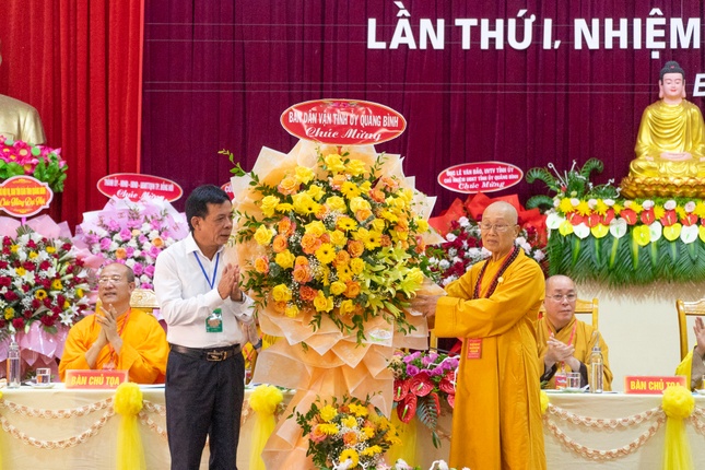 Ông Phạm Xuân Khánh, Phó Trưởng ban Thường trực Ban Dân vận Tỉnh ủy tỉnh Quảng Bình tặng hoa chúc mừng đại hội