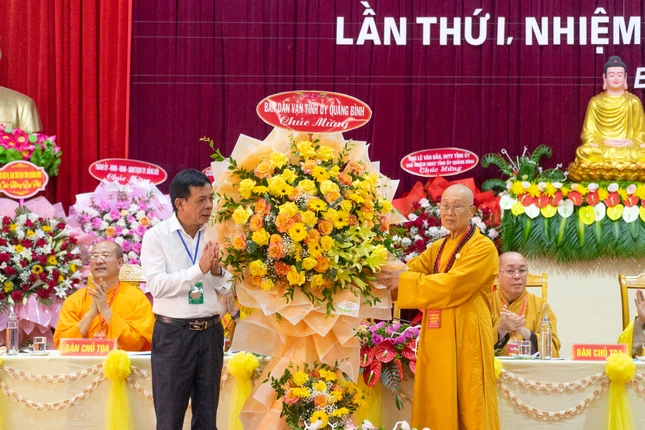 Ông Phạm Xuân Khánh, Phó Trưởng ban Thường trực Ban Dân vận Tỉnh ủy tỉnh Quảng Bình tặng hoa chúc mừng đại hội