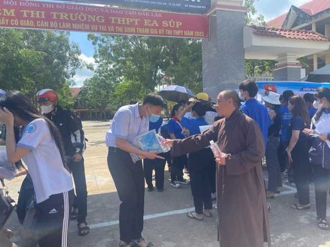 Tặng nước uống cho học sinh tham gia kỳ thi