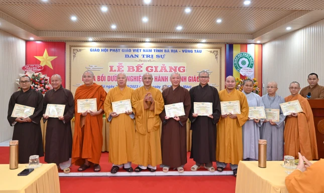 Hòa thượng Thích Huệ Thông trao Chứng nhận đến chư tôn đức tham dự khóa bồi dưỡng Hòa thượng Thích Huệ Thông trao Chứng nhận đến chư tôn đức tham dự khóa bồi dưỡng