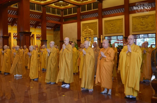 Chư tôn đức Tăng thành viên Ban Trị sự GHPGVN TP.HCM, các ban chuyên môn trực thuộc, Ban Trị sự GHPGVN TP.Thủ Đức và 21 Ban Trị sự quận, huyện thành kính tại lễ Bố-tát Chư tôn đức Tăng thành viên Ban Trị sự GHPGVN TP.HCM, các ban chuyên môn trực thuộc, Ban Trị sự GHPGVN TP.Thủ Đức và 21 Ban Trị sự quận, huyện thành kính tại lễ Bố-tát