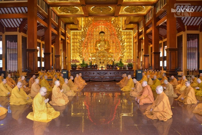 Chư Tăng TP.HCM bố-tát, thính giới chung tại Việt Nam Quốc Tự Chư Tăng TP.HCM bố-tát, thính giới chung tại Việt Nam Quốc Tự