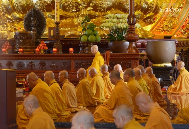 Đức Pháp chủ GHPGVN cùng thực hiện các nghi thức bố-tát, thính giới với đại chúng Đức Pháp chủ GHPGVN cùng thực hiện các nghi thức bố-tát, thính giới với đại chúng