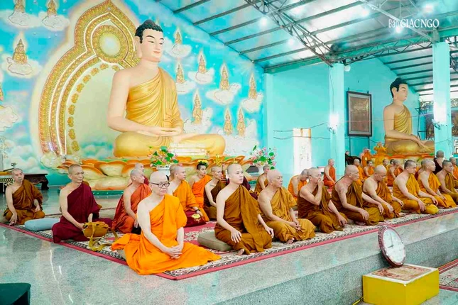 Chư Tăng thiền viện Phước Sơn chứng minh lễ khai mạc khóa xuất gia gieo duyên