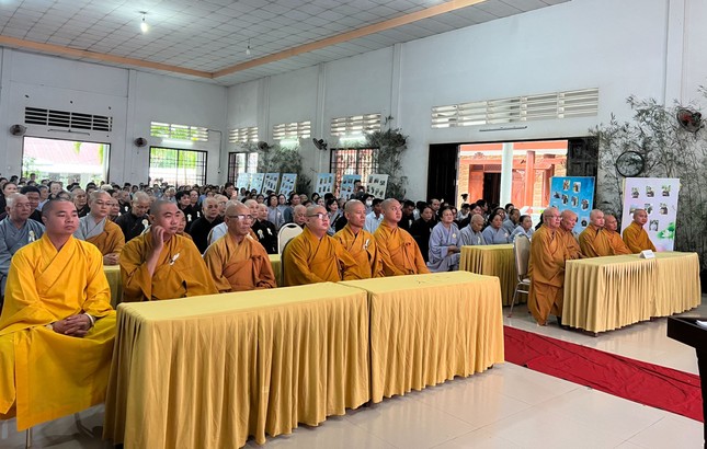 Chư Tăng Ni, Phật tử tham dự lễ kỷ niệm tại chùa Bửu Thọ