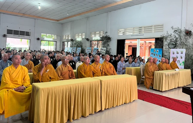 Chư Tăng Ni, Phật tử tham dự lễ kỷ niệm tại chùa Bửu Thọ