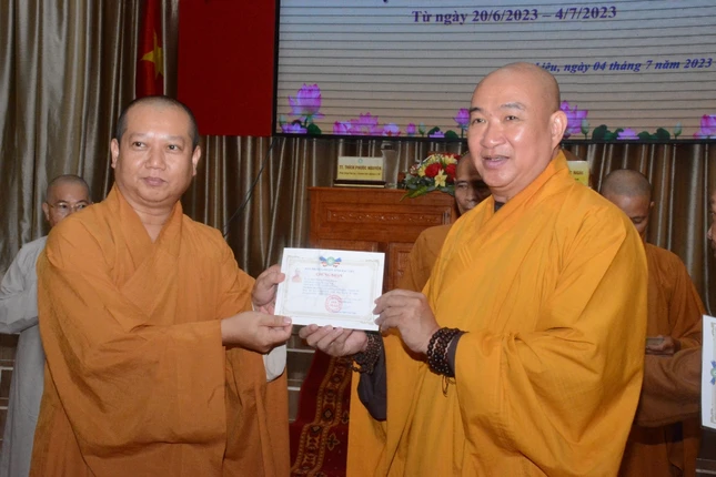 Ban Tổ chức trao Giấy chứng nhận cho tất cả học viên