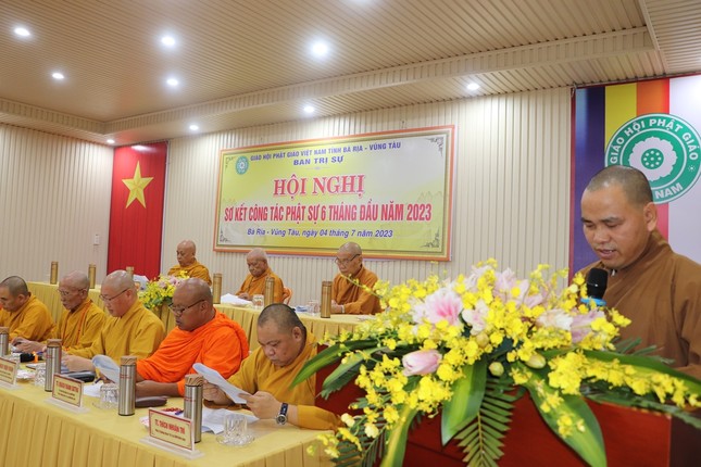 Thượng tọa Thích Thiện Thông, Phó Thư ký kiêm Chánh Văn phòng Ban Trị sự tỉnh báo cáo sơ kết hoạt động của Ban Trị sự tỉnh 6 tháng đầu năm 2023