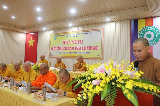 Thượng tọa Thích Thiện Thông, Phó Thư ký kiêm Chánh Văn phòng Ban Trị sự tỉnh báo cáo sơ kết hoạt động của Ban Trị sự tỉnh 6 tháng đầu năm 2023